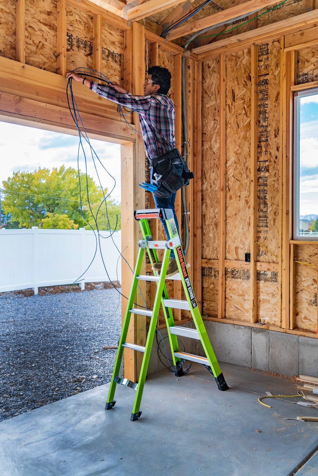 King Kombo Industrial 6-10 ft Type 1AA 3-in-1 Fiberglass Combo Ladder with V-Bar T260857