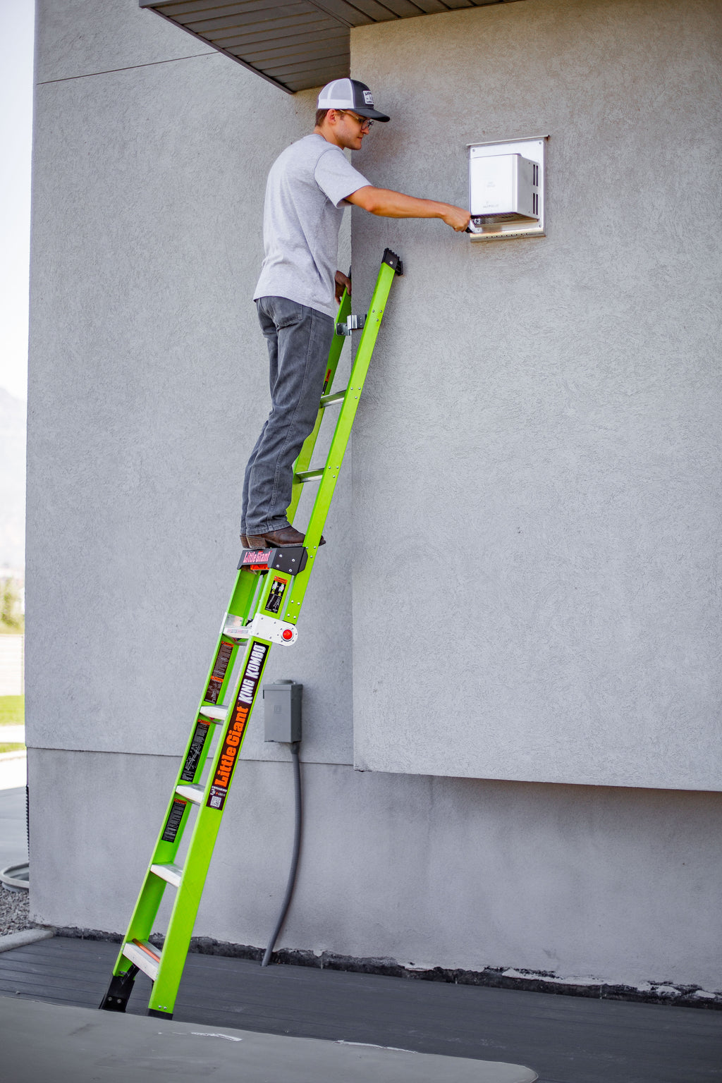 King Kombo Industrial 6-10 ft Type 1AA 3-in-1 Fiberglass Combo Ladder with V-Bar T260857